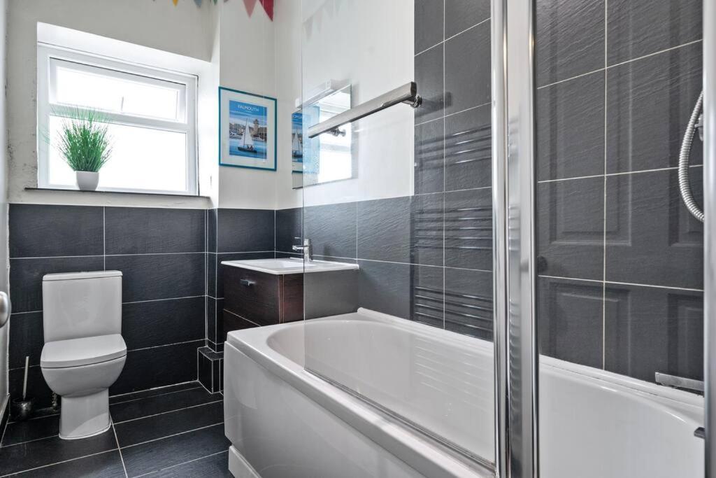 Pendennis - Bright Victorian Flat, Sea Views & Close To Beach Falmouth Extérieur photo